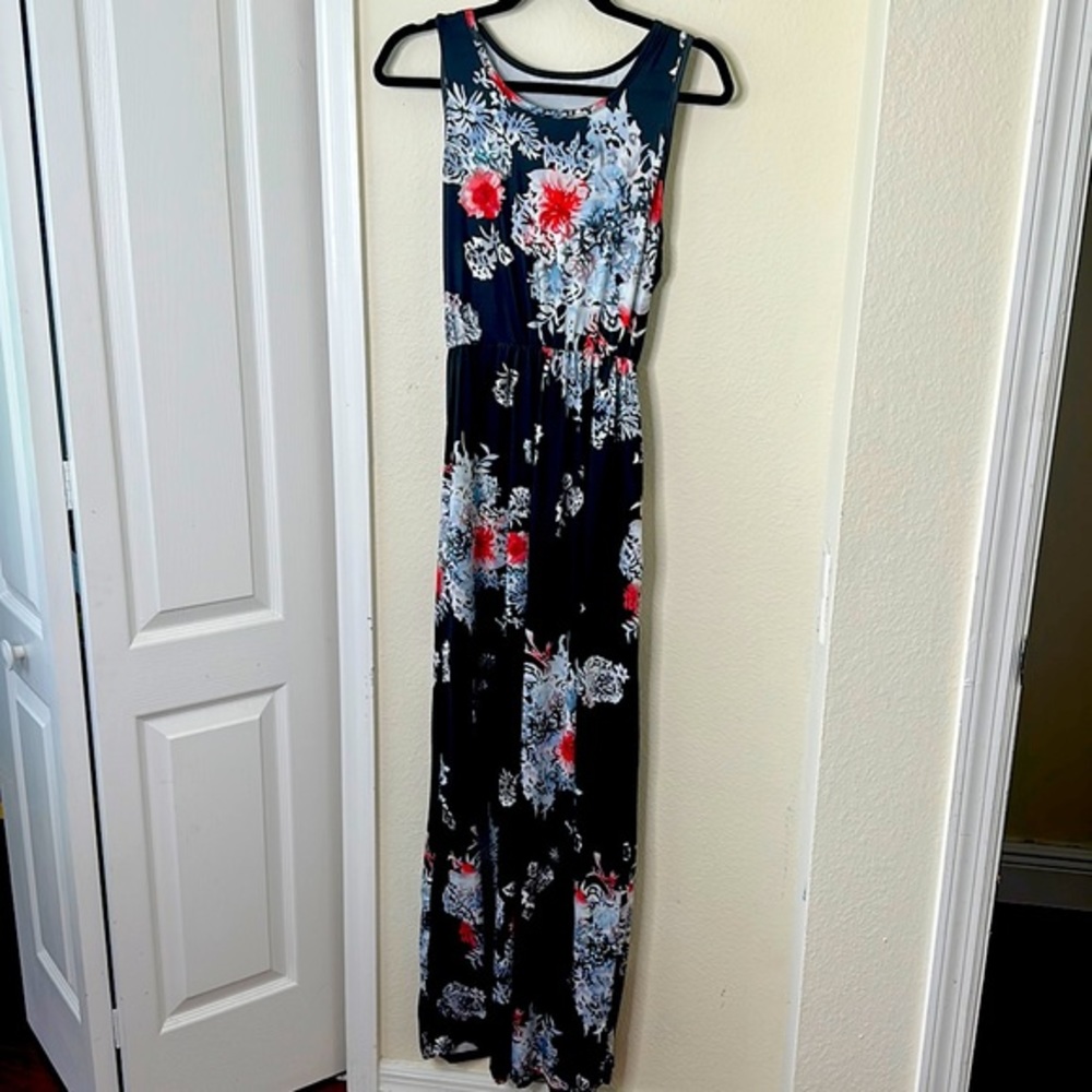 Maxi Dress Size Medium with pockets!‎